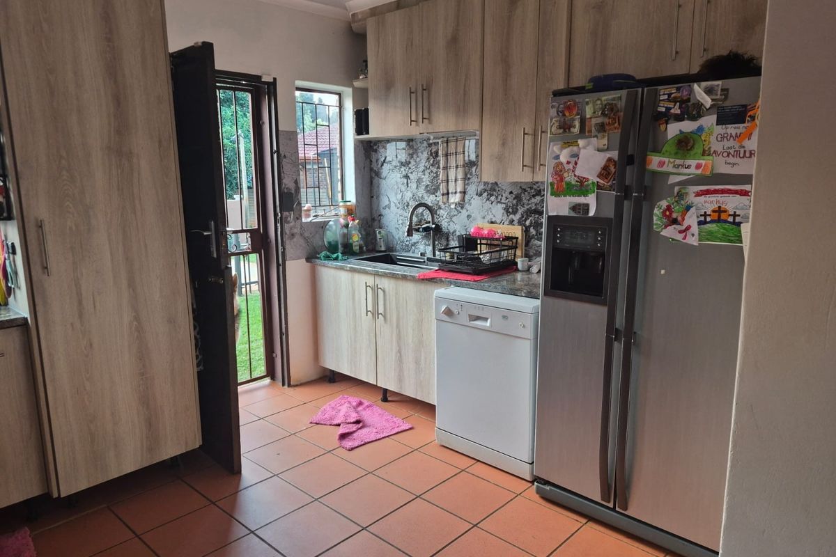 An Entertainer's dream house For Sale in Chantelle, Akasia - Photo 3