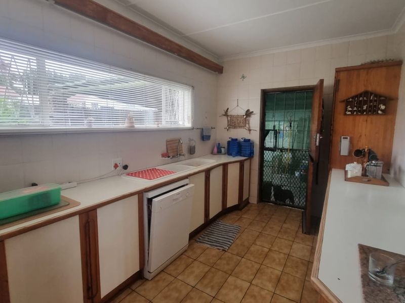 Spacious 3 bedroom house for sale in Amalinda - Photo 8