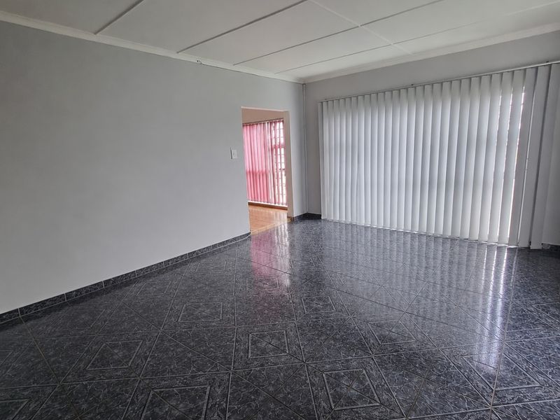 Spacious 3 bedroom house for sale in Amalinda - Photo 2