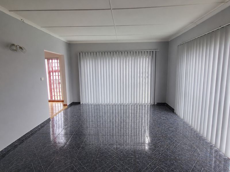 Spacious 3 bedroom house for sale in Amalinda - Photo 3