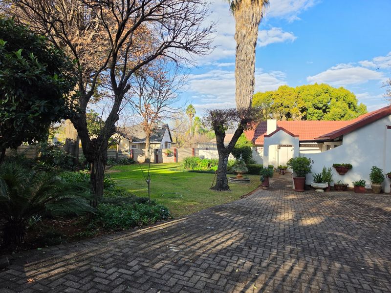 Stop dreaming and start living now, big yard for the kiddies. - Photo 2