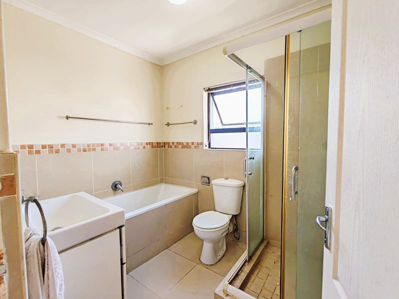 Apartment with a garage in Burgundy Estate, Milnerton - Photo 9