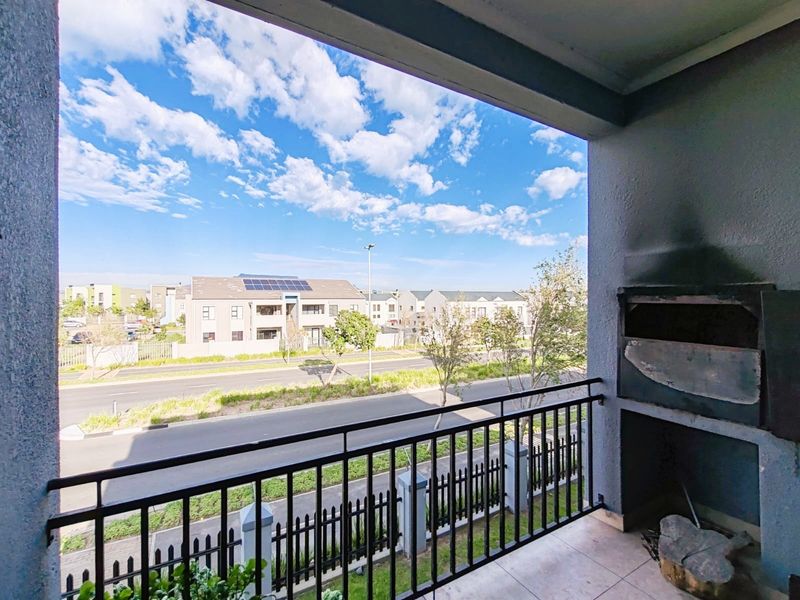 Apartment with a garage in Burgundy Estate, Milnerton - Photo 6
