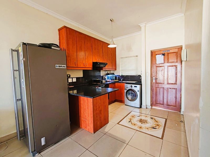 Apartment with a garage in Burgundy Estate, Milnerton - Photo 4