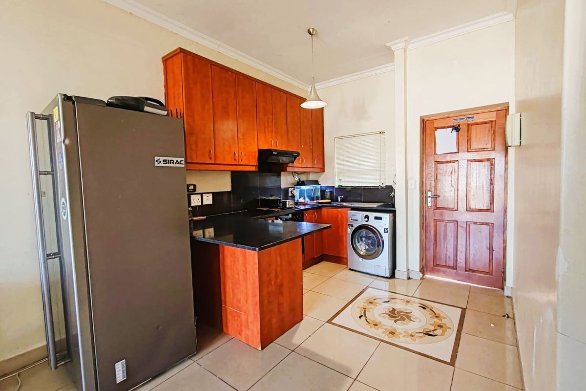 Apartment with a garage in Burgundy Estate, Milnerton - Photo 4