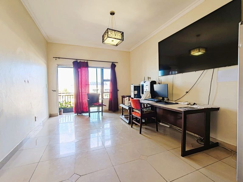 Apartment with a garage in Burgundy Estate, Milnerton - Photo 5