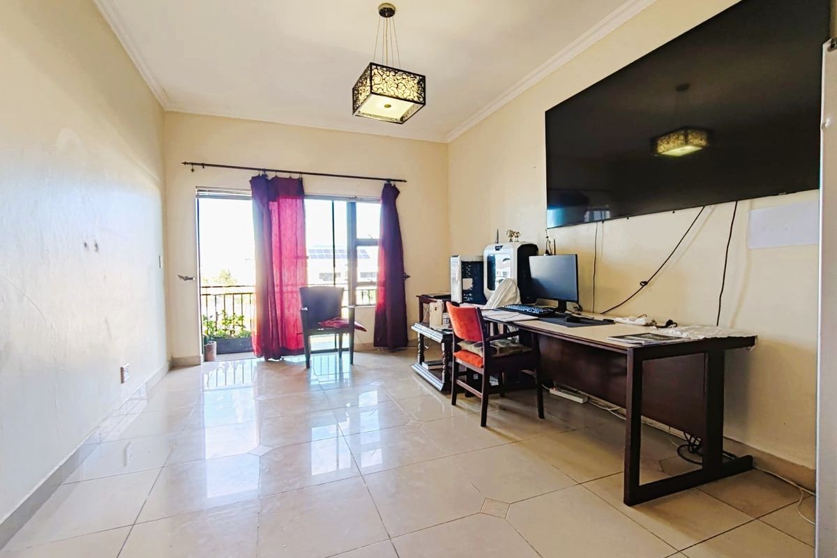 Apartment with a garage in Burgundy Estate, Milnerton - Photo 5