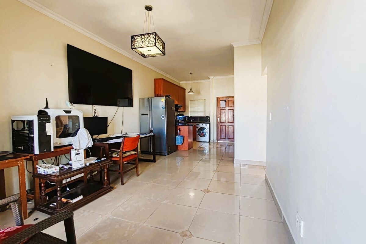 Apartment with a garage in Burgundy Estate, Milnerton - Photo 3