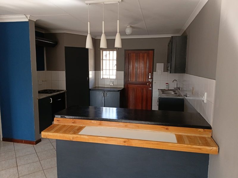 Fabulous Family Home For Sale in Theresapark, Akasia - Photo 6