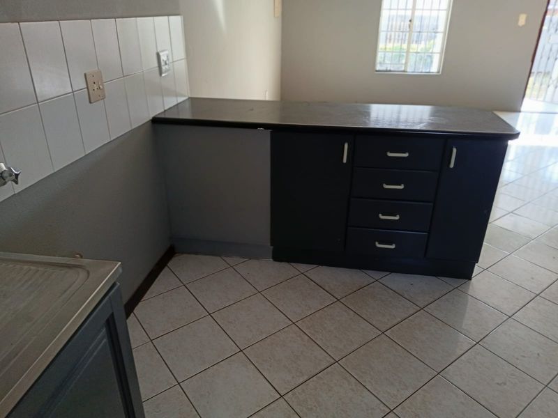 Fabulous Family Home For Sale in Theresapark, Akasia - Photo 9