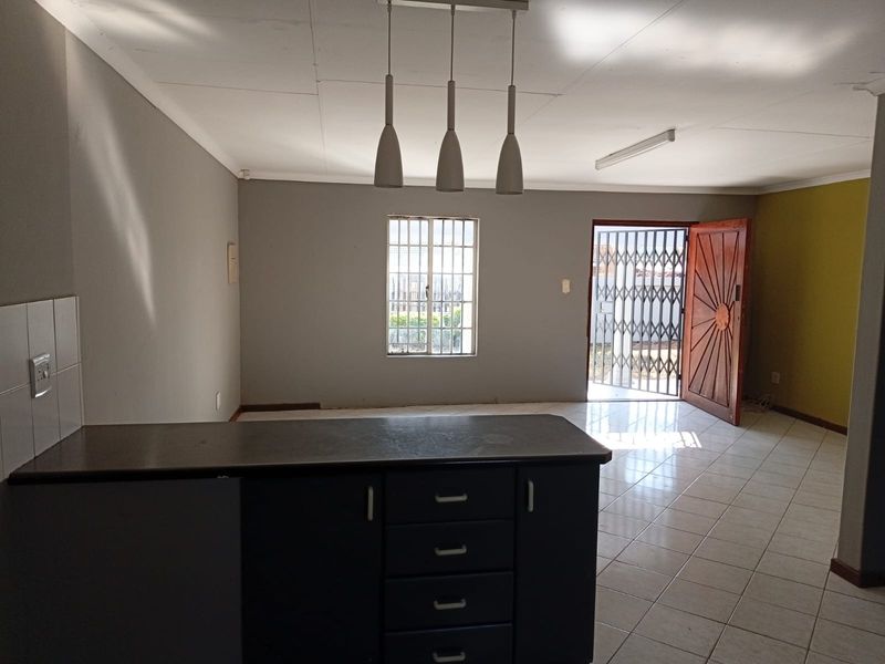 Fabulous Family Home For Sale in Theresapark, Akasia - Photo 8