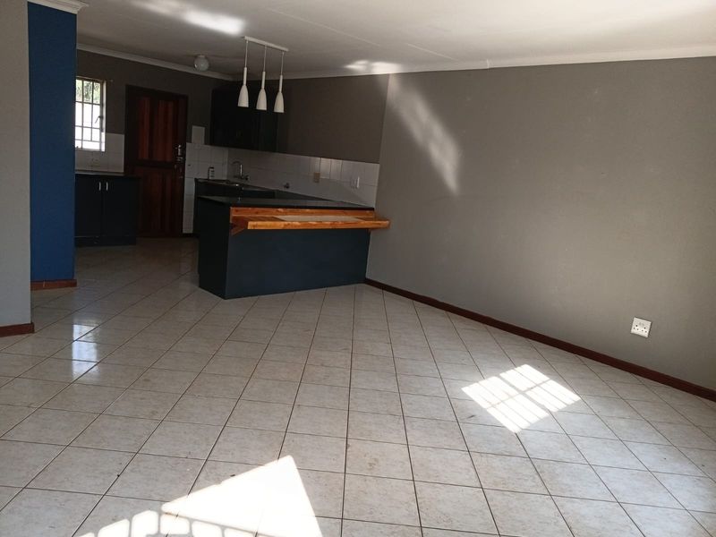 Fabulous Family Home For Sale in Theresapark, Akasia - Photo 4