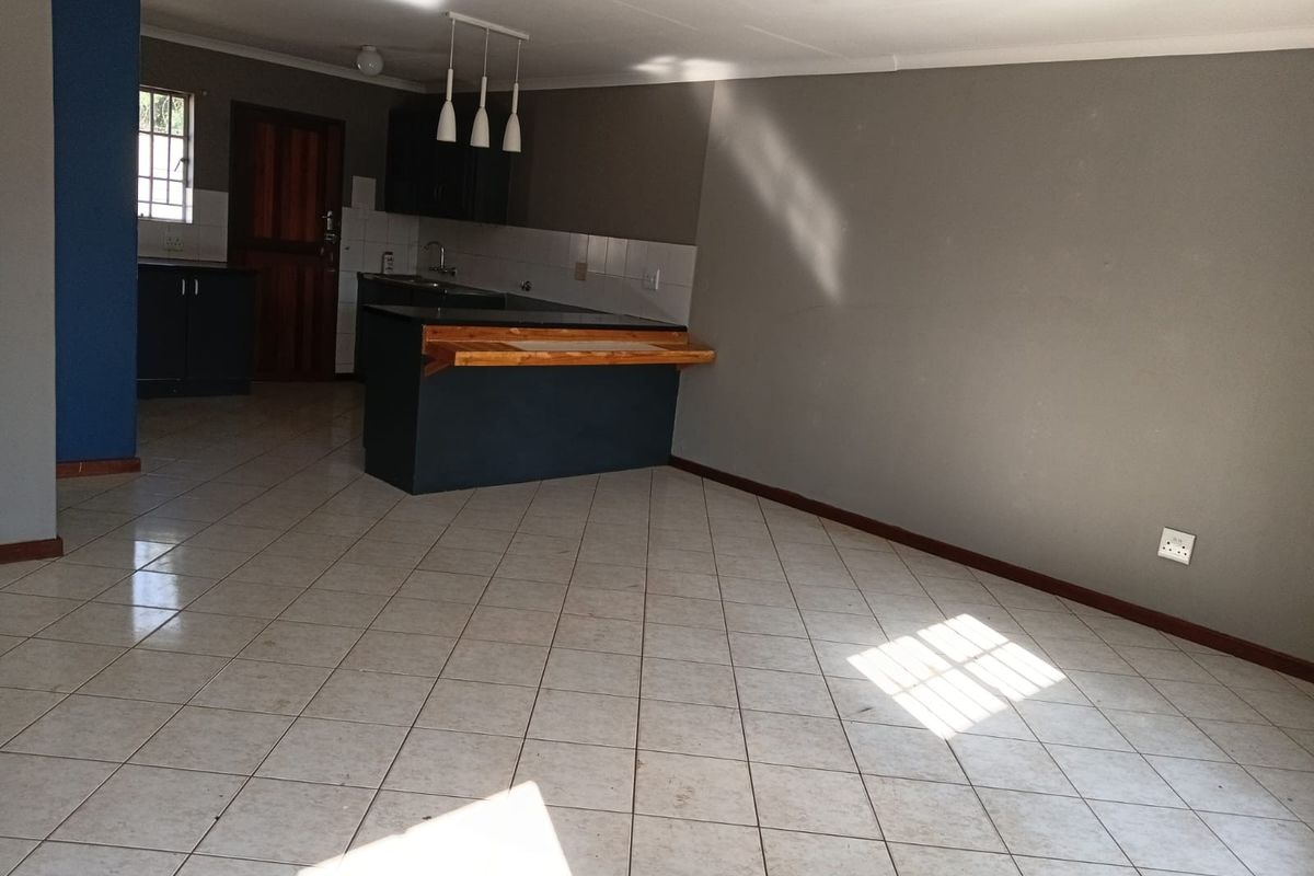 Fabulous Family Home For Sale in Theresapark, Akasia - Photo 4