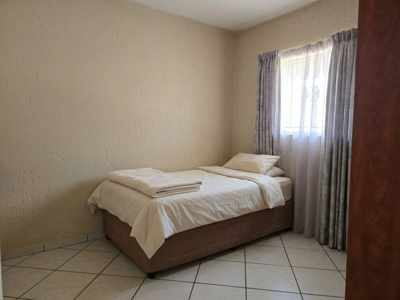 2 Bed 2 Bath with lock-up Garage in Croydon - Photo 9