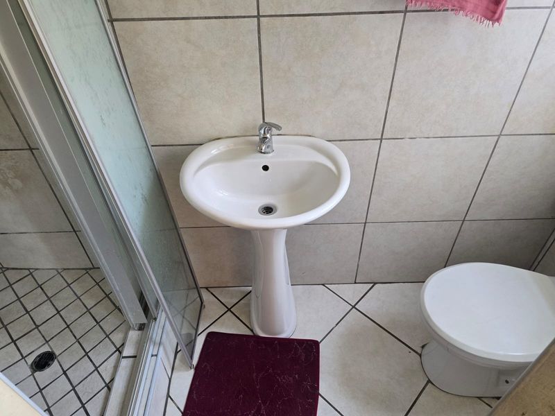 2 Bed 2 Bath with lock-up Garage in Croydon - Photo 8