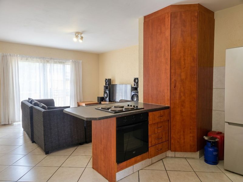 2 Bed 2 Bath with lock-up Garage in Croydon - Photo 4