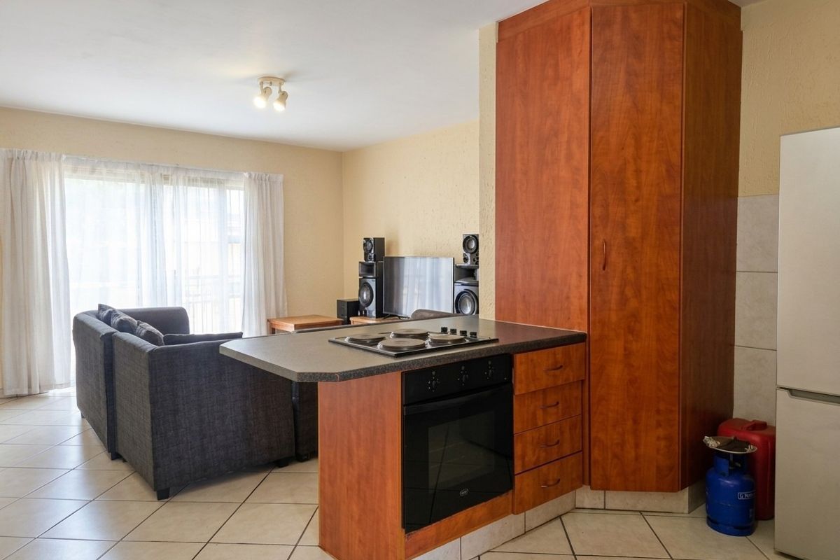 2 Bed 2 Bath with lock-up Garage in Croydon - Photo 4