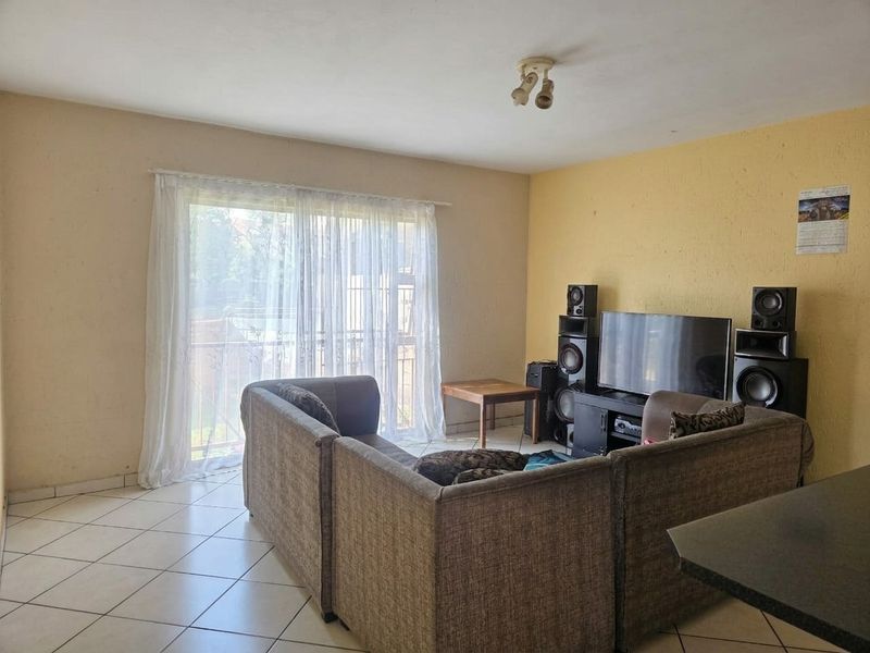 2 Bed 2 Bath with lock-up Garage in Croydon - Photo 5