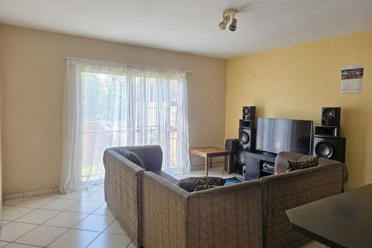 2 Bed 2 Bath with lock-up Garage in Croydon - Photo 5