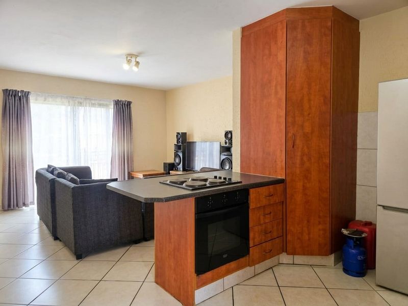 2 Bed 2 Bath with lock-up Garage in Croydon - Photo 2