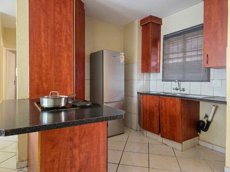 2 Bed 2 Bath with lock-up Garage in Croydon - Photo 3