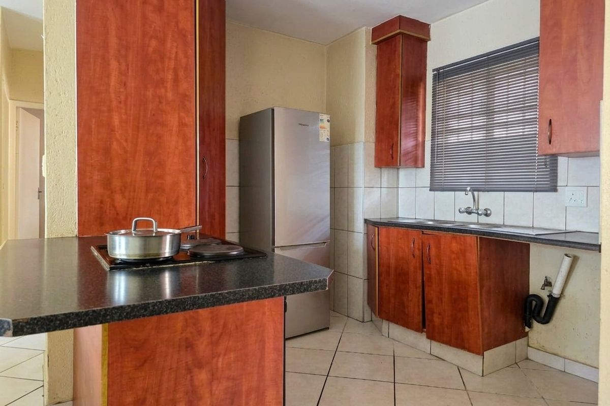 2 Bed 2 Bath with lock-up Garage in Croydon - Photo 3