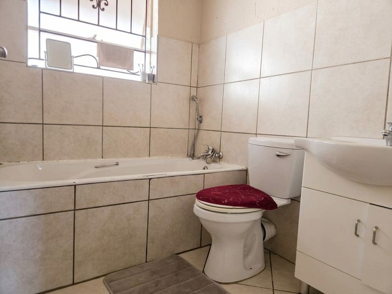 2 Bed 2 Bath with lock-up Garage in Croydon - Photo 10