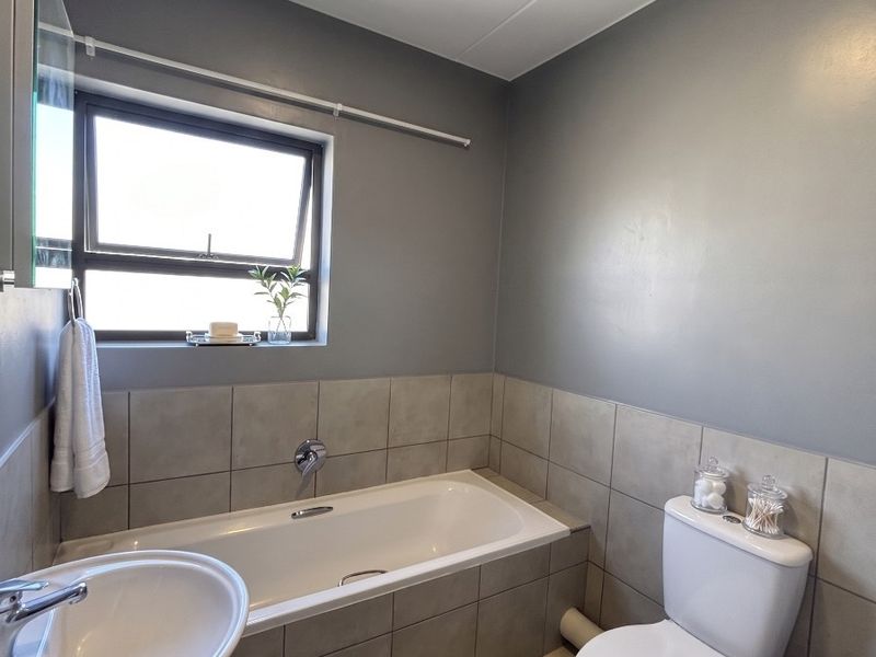 Apartment To Rent in Parklands, Blouberg - Photo 8