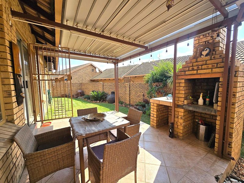 2 Bedroom, 2 Bathroom Townhouse To Rent in Magalieskruin. - Photo 1