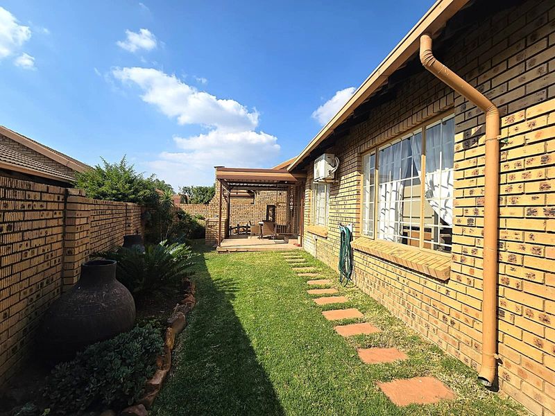 2 Bedroom, 2 Bathroom Townhouse To Rent in Magalieskruin. - Photo 2