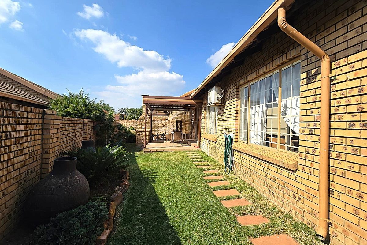 2 Bedroom, 2 Bathroom Townhouse To Rent in Magalieskruin. - Photo 2