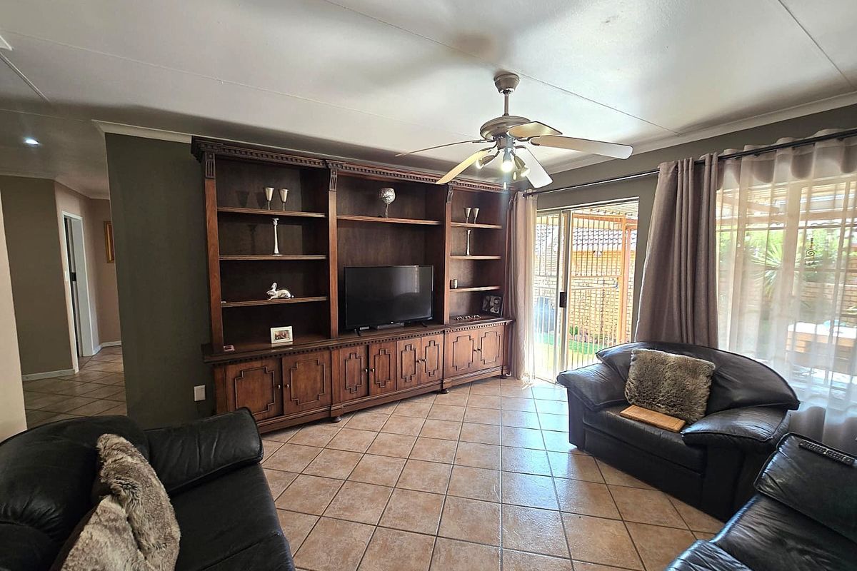 2 Bedroom, 2 Bathroom Townhouse To Rent in Magalieskruin. - Photo 5