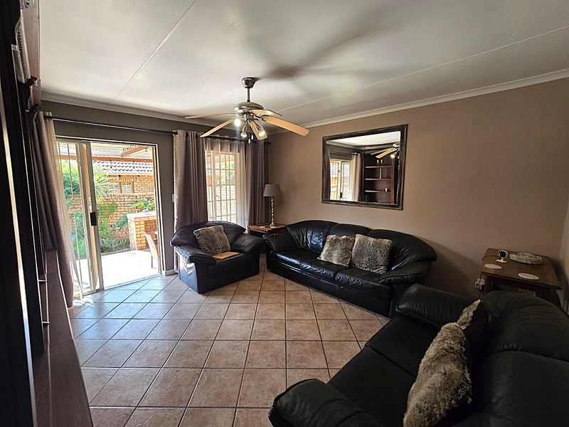 2 Bedroom, 2 Bathroom Townhouse To Rent in Magalieskruin. - Photo 4