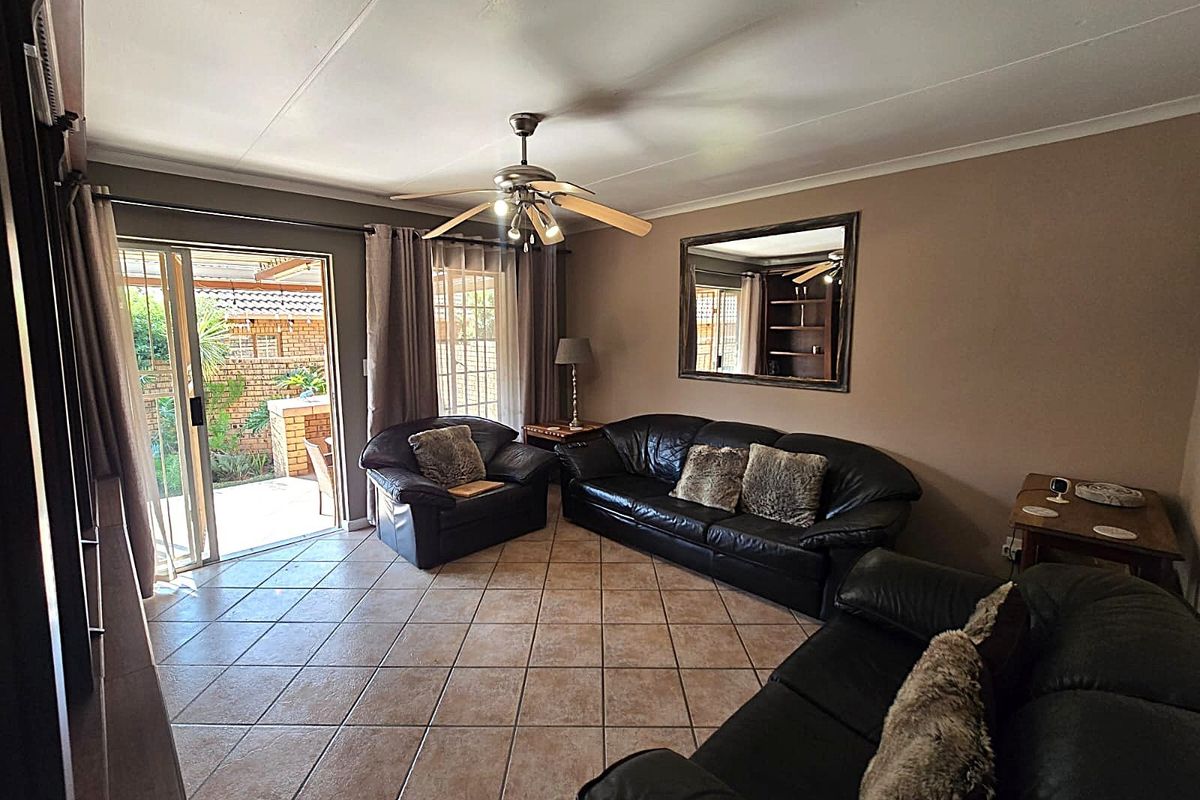 2 Bedroom, 2 Bathroom Townhouse To Rent in Magalieskruin. - Photo 4