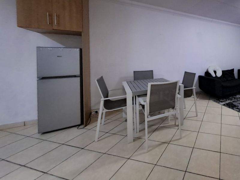 Rental - 2 Bedroom Apartment, Secured and peaceful complex - Photo 8