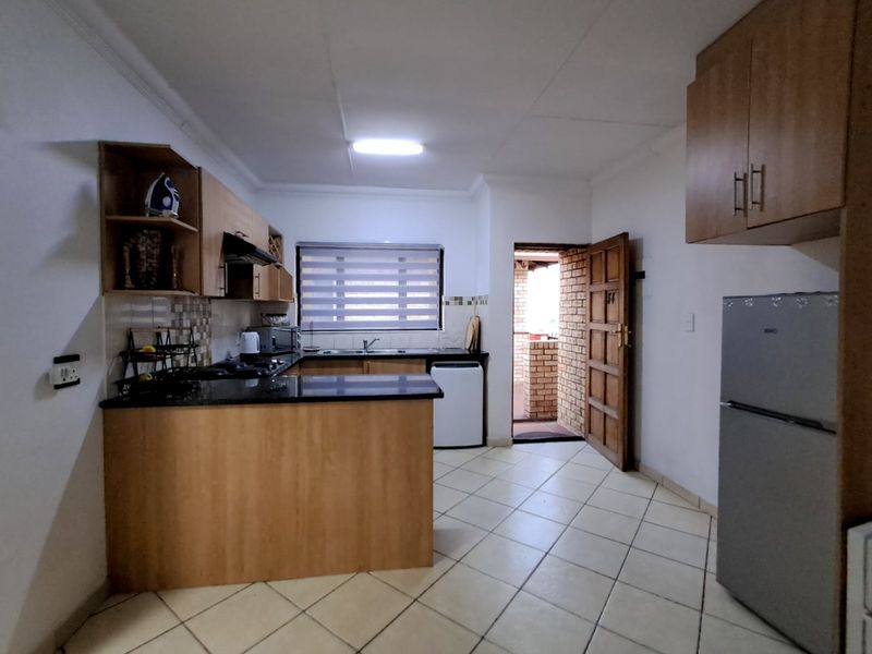Rental - 2 Bedroom Apartment, Secured and peaceful complex - Photo 5