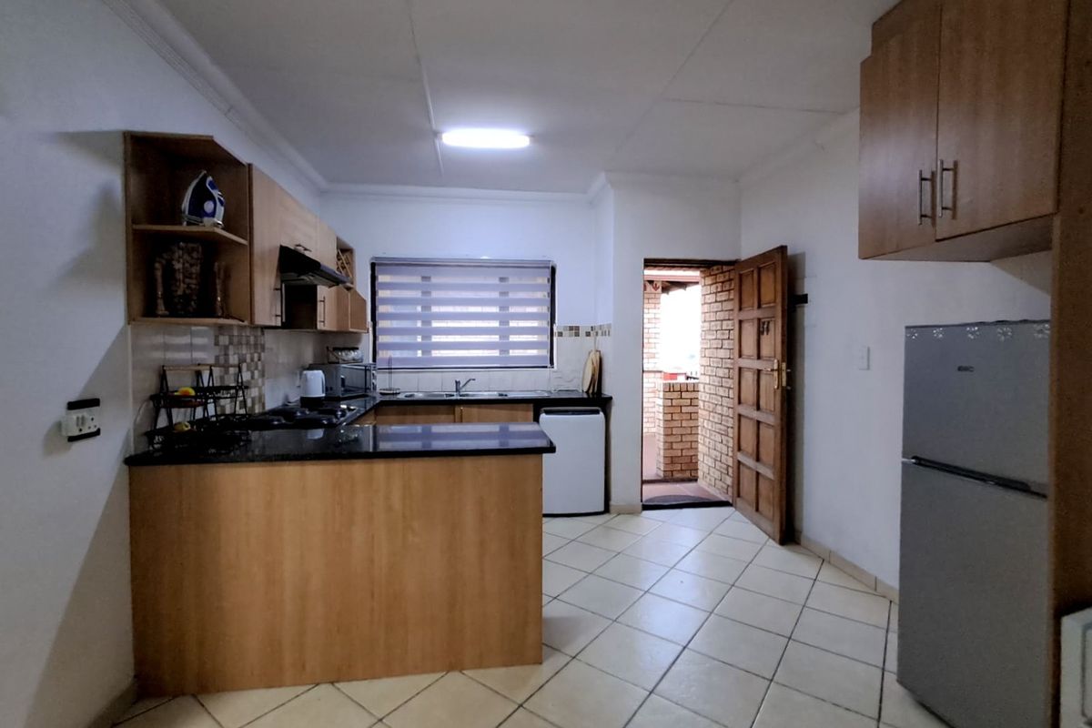 Rental - 2 Bedroom Apartment, Secured and peaceful complex - Photo 5