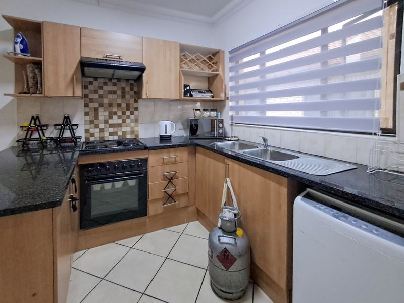 Rental - 2 Bedroom Apartment, Secured and peaceful complex - Photo 6