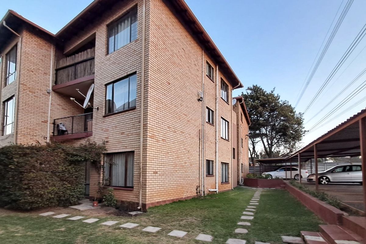 Rental - 2 Bedroom Apartment, Secured and peaceful complex - Photo 2