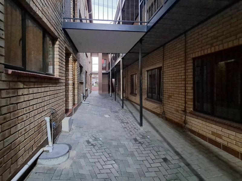 Rental - 2 Bedroom Apartment, Secured and peaceful complex - Photo 4
