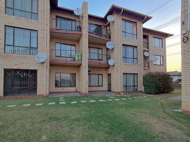 Rental - 2 Bedroom Apartment, Secured and peaceful complex - Photo 3