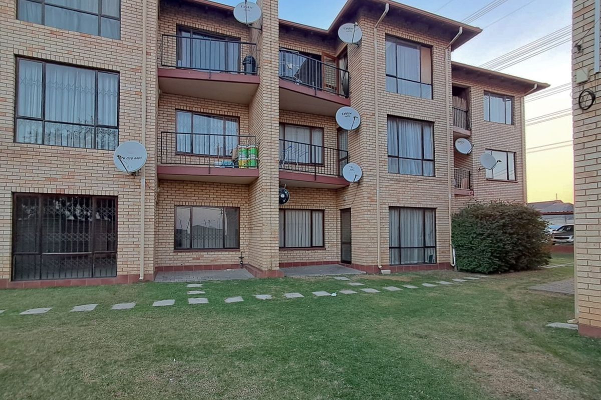 Rental - 2 Bedroom Apartment, Secured and peaceful complex - Photo 3