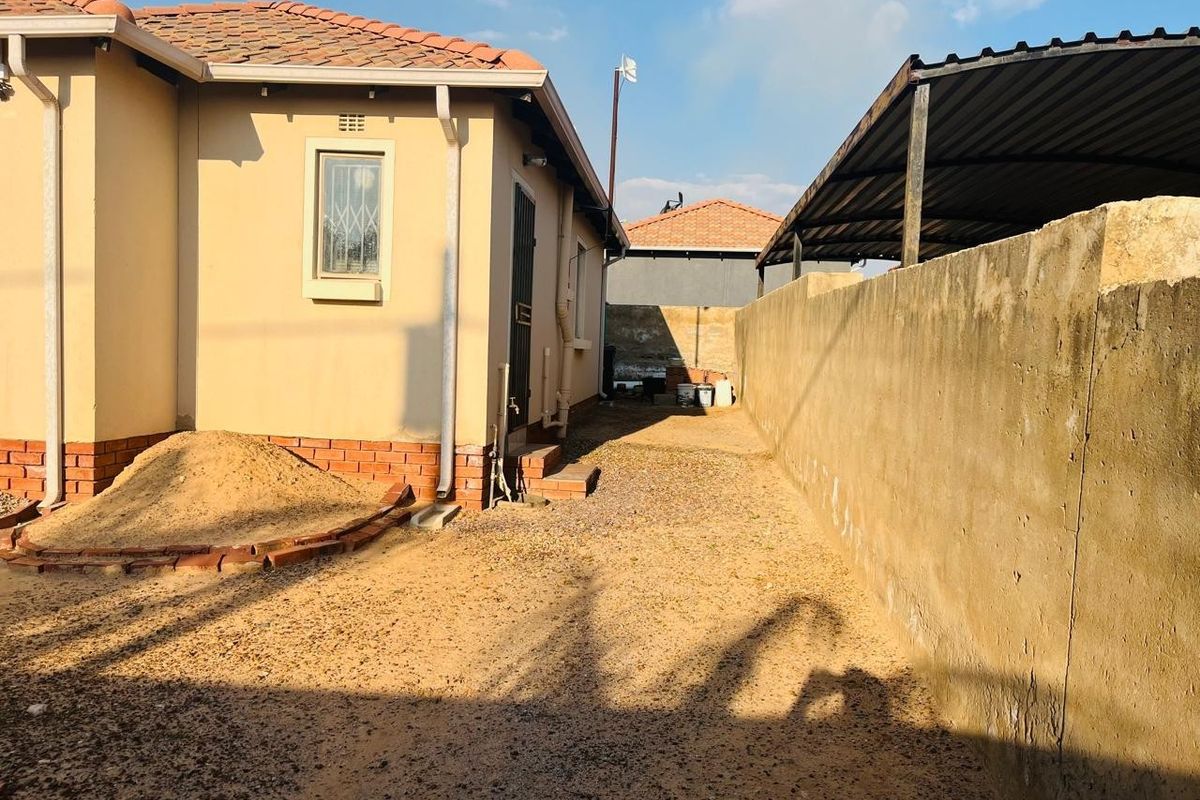 3 Bedroom House For Sale in Glenway Estate, Pretoria - Photo 2