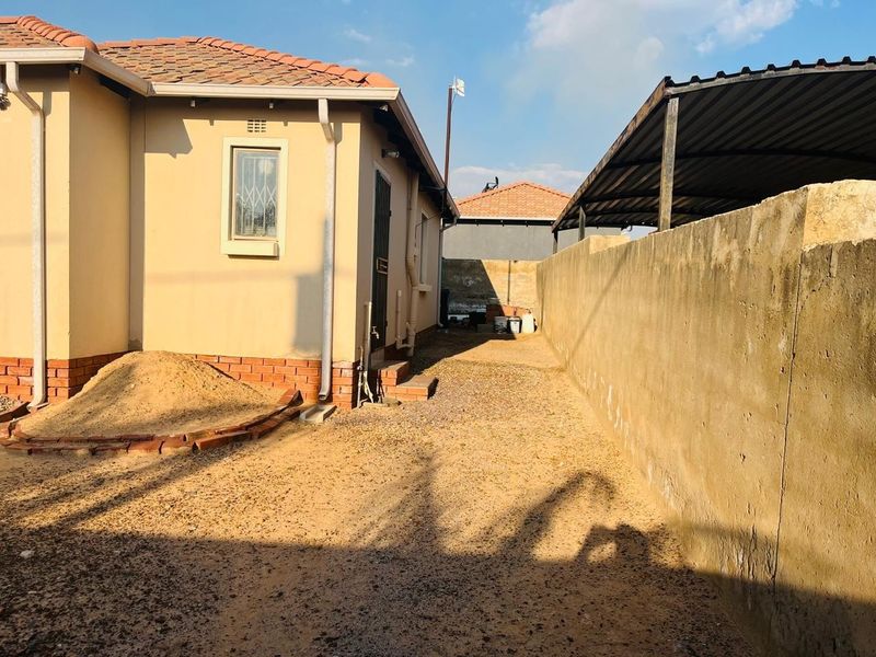 3 Bedroom House For Sale in Glenway Estate, Pretoria - Photo 2
