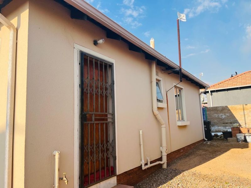 3 Bedroom House For Sale in Glenway Estate, Pretoria - Photo 3