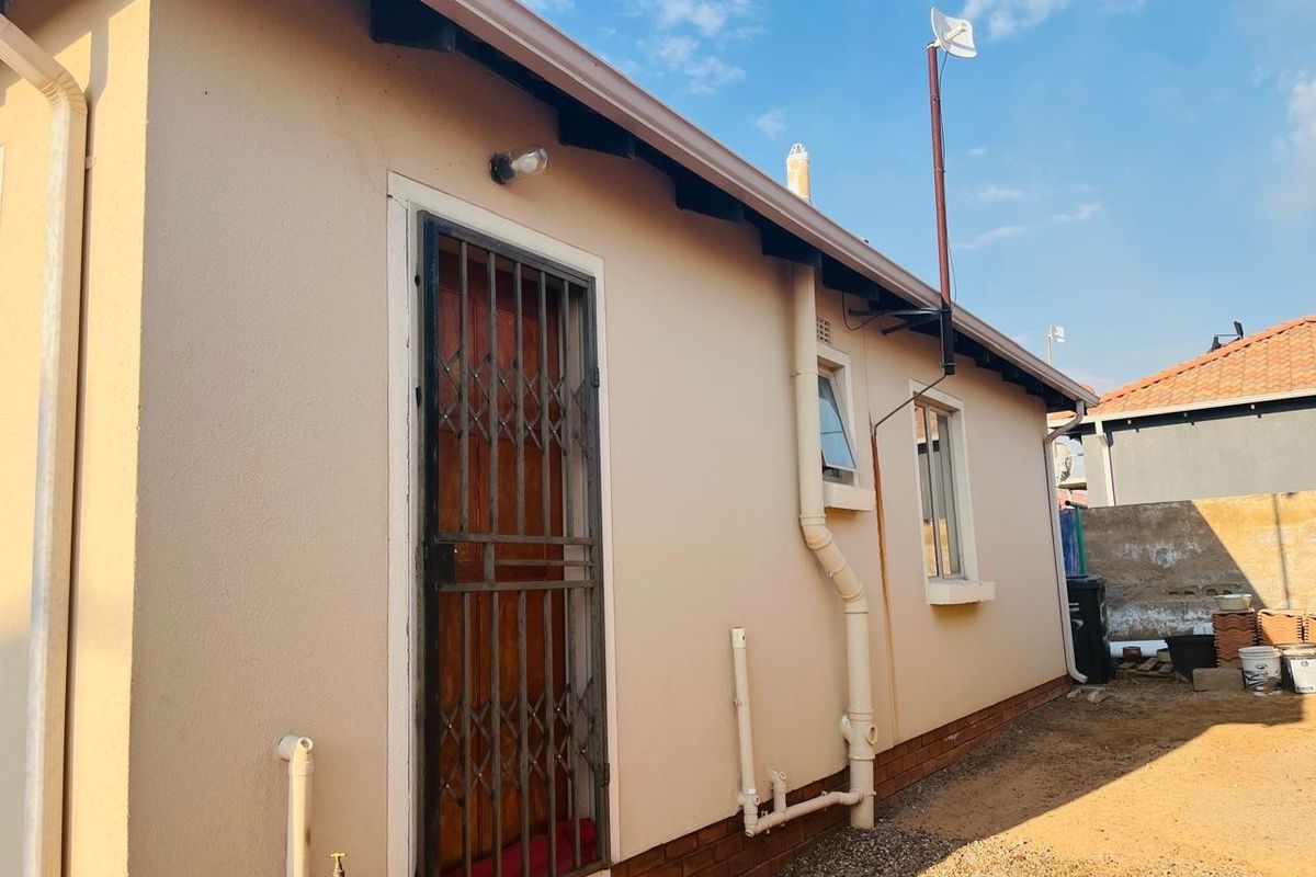 3 Bedroom House For Sale in Glenway Estate, Pretoria - Photo 3