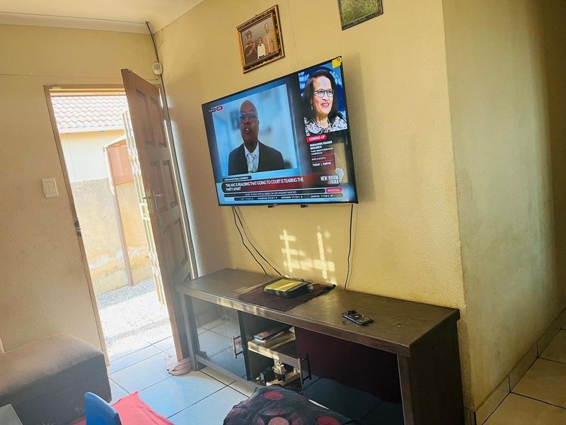 3 Bedroom House For Sale in Glenway Estate, Pretoria - Photo 5