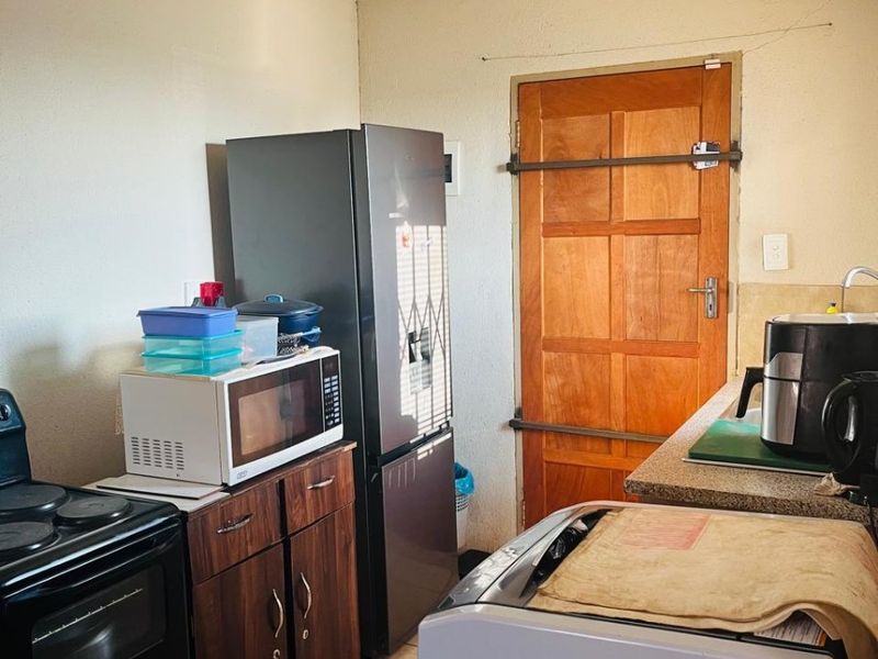 3 Bedroom House For Sale in Glenway Estate, Pretoria - Photo 8
