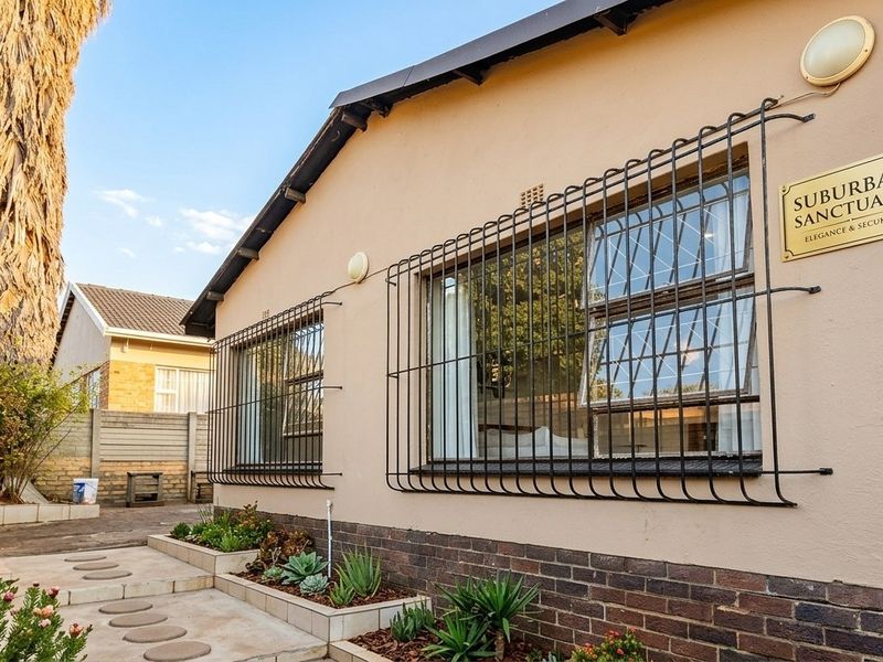 8 Bedroom Investors Dream House For Sale in Sophiatown, Johannesburg for only R1 200 000 act today ! - Photo 2