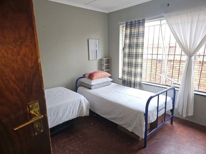 8 Bedroom Investors Dream House For Sale in Sophiatown, Johannesburg for only R1 200 000 act today ! - Photo 4